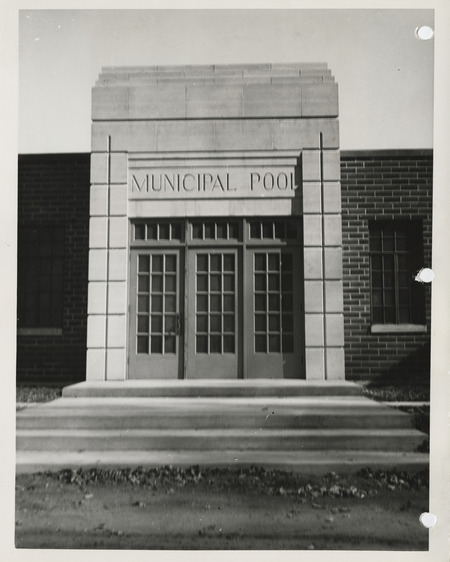 Photograph of the entrance to the municipal pool at Riverview Park in Marshalltown