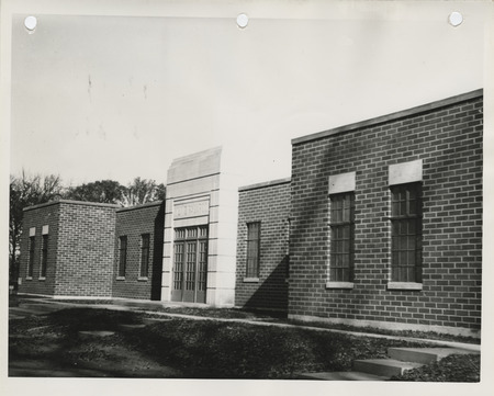 Photograph of the bathhouse at Riverview Park in Marshalltown