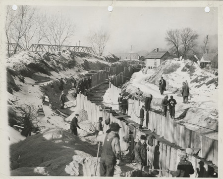 Photograph of people constructing an outfall sewer by the SE 6th St. bridge in Des Moines