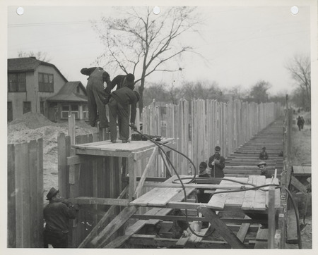 Photograph of people constructing an outfall sewer at SE 16th and Railroad Ave. in Des Moines