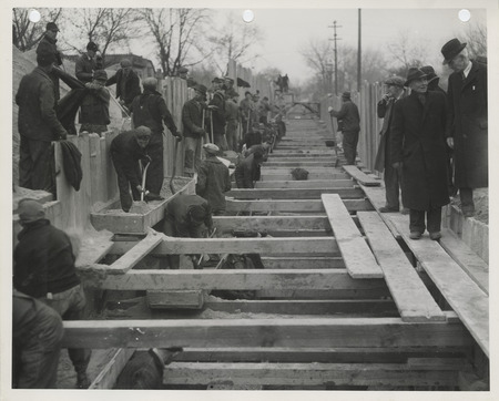 Photograph of people constructing an outfall sewer at SE 16th and Railroad Ave. in Des Moines