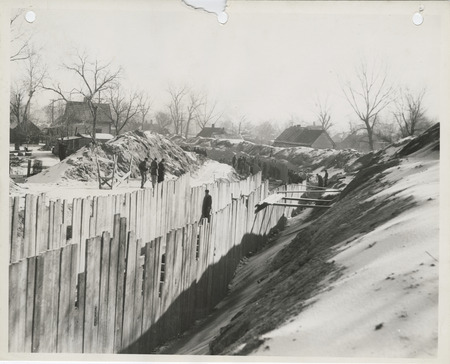 Photograph of people constructing an outfall sewer between SE 7th and 6th St. in Des Moines