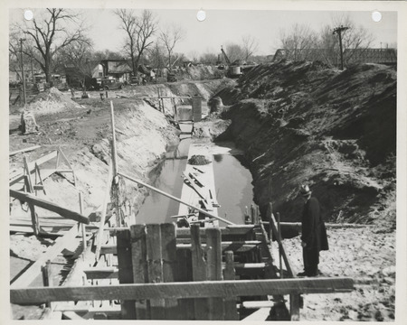 Photograph of the construction of an outfall sewer in Des Moines