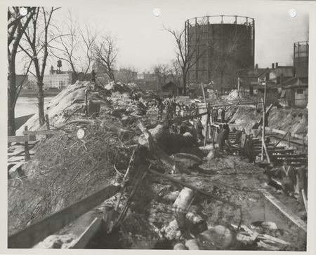 Photograph of people constructing an outfall sewer in Des Moines