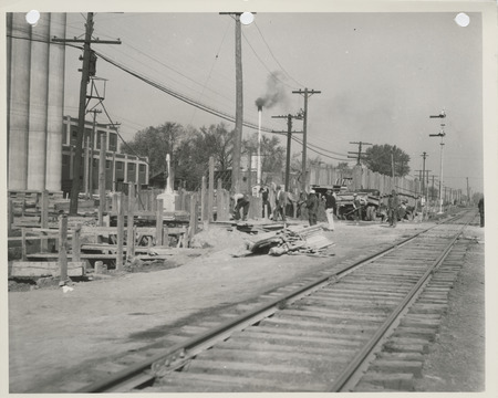Photograph of people constructing a sewer at E 20th and Capitol in Des Moines