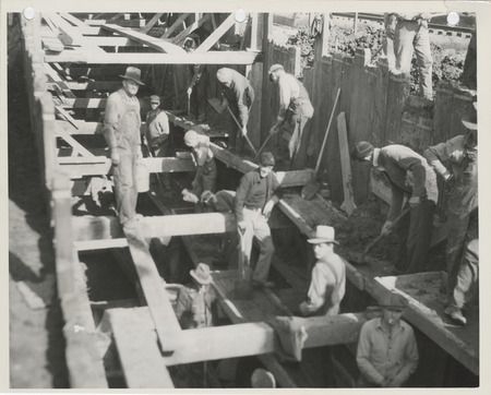 Photograph of people excavating for a sewer at E 20th and Capitol in Des Moines