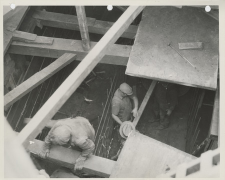 Photograph of people excavating for a sewer at E 20th and Capitol in Des Moines