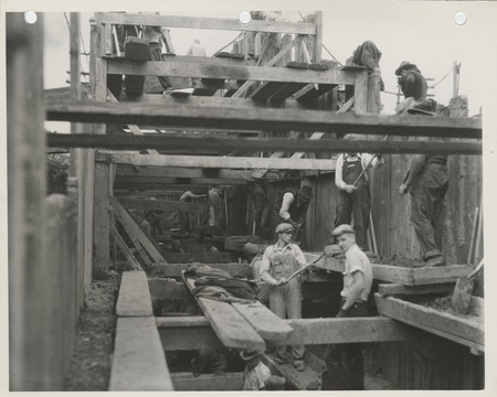 Photograph of people excavating for a sewer at E 20th and Capitol in Des Moines