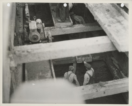 Photograph of people excavating for a sewer at E 20th and Capitol in Des Moines