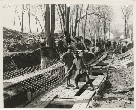 Photograph of people constructing a storm sewer at 41st and Forest in Des Moines