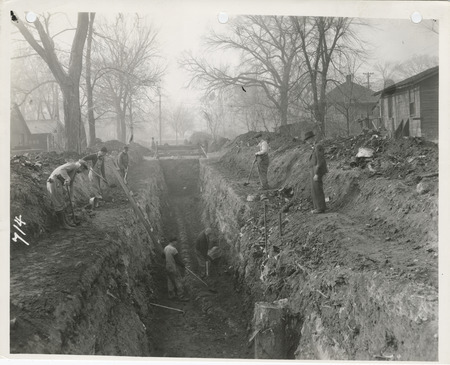 Photograph of people constructing a sewer at 7th and Shawnee in Des Moines