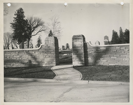 Photograph of the entrance of the Carroll County Cemetery in Clarinda