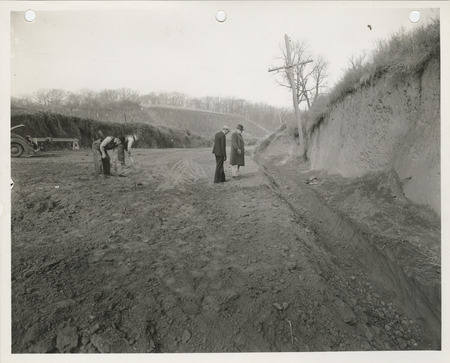 Photograph of people grading Lincoln Avenue in Council Bluffs