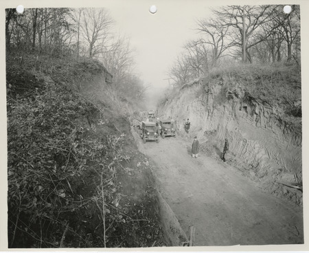 Photograph of people grading Lincoln Avenue in Council Bluffs