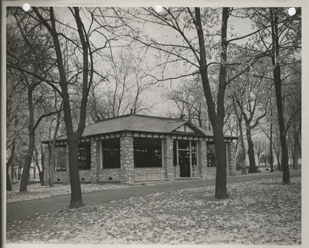 Photograph of a shelter house at Rand Park in Keokuk