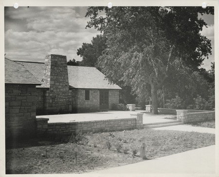 Photograph of a building at a city park in Le Mars