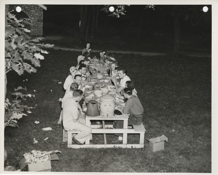 Photograph of people having a picnic at Crawford Park in Fort Dodge