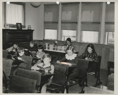 Photograph of a school class in Pottawattamie County